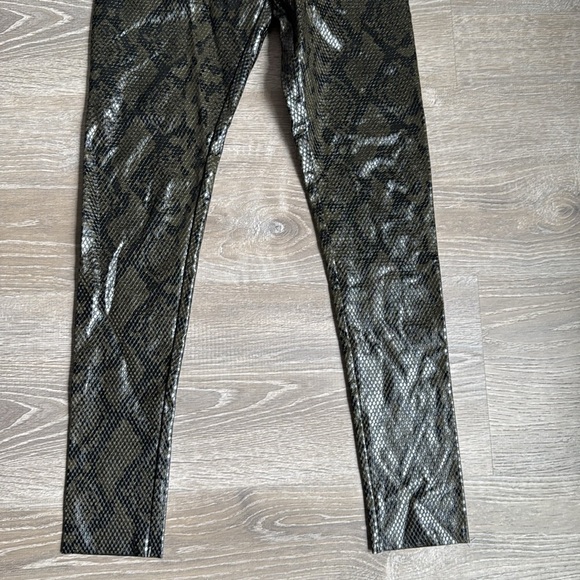 Commando Faux Leather Animal Legging in Moss Snake Small - Picture 7 of 13